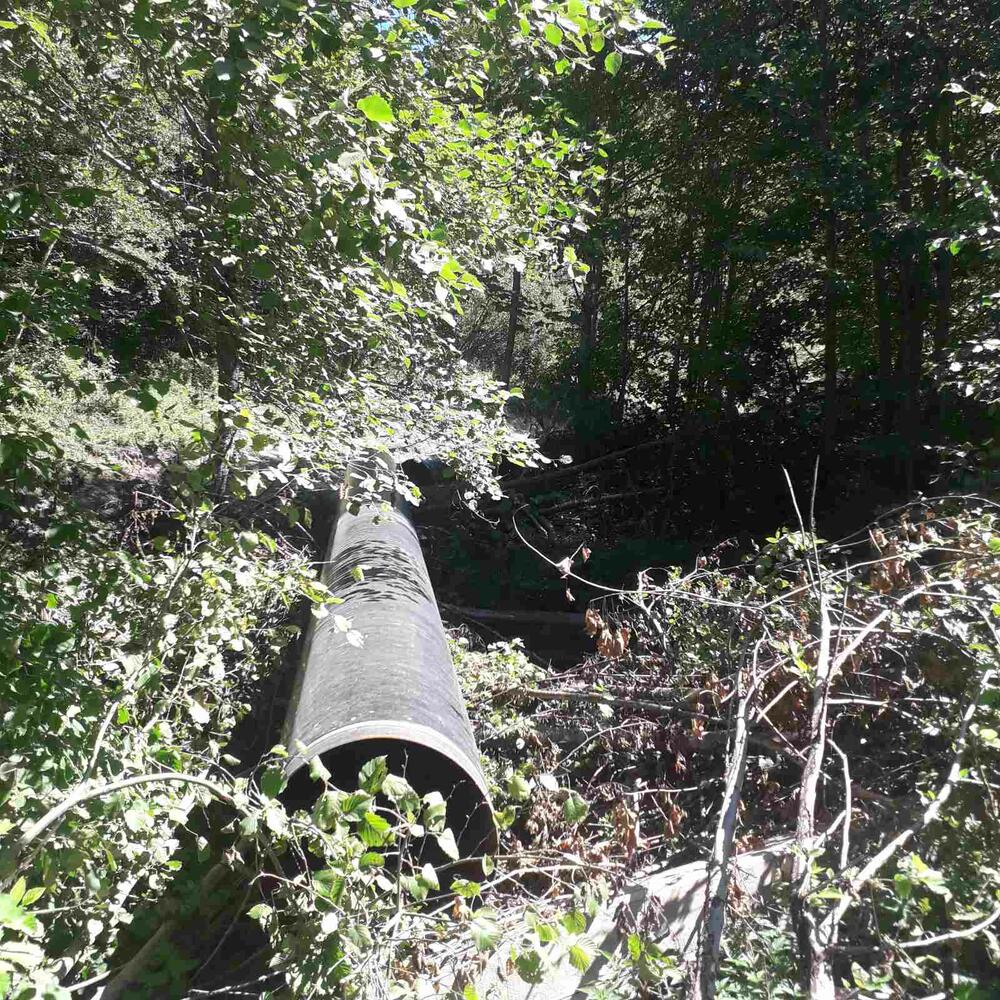 <p>Mještani su ovdje skoro dva mjeseca, zaposlavili su svoje porodice, svoja imanja, stoku nijesu pokupili ljetinu... Na izmaku su snage i na kraju živaca. Za to direktno optužujemo koncesionere, izvođače radova i nadležne institucije“, rekao je Vladimir Novović</p>