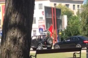 VIDEO Nikšić: Osoba iz automobila sa državnom zastavom Crne Gore...