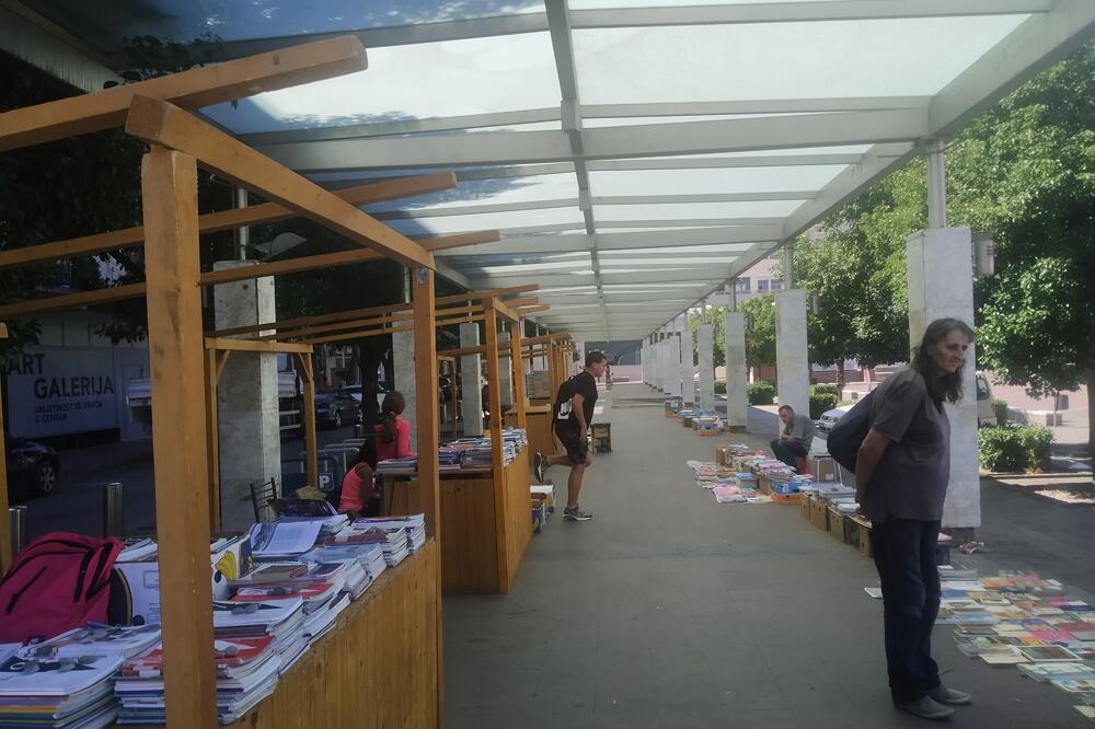 Prodaja knjiga na štandovima na Trgu nezavisnosti, Foto: Borko Ždero