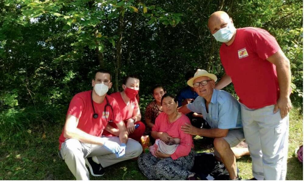 Janjušević sa novim prijateljima i ekipom Hitne pomoći nakon porođaja u šumi 