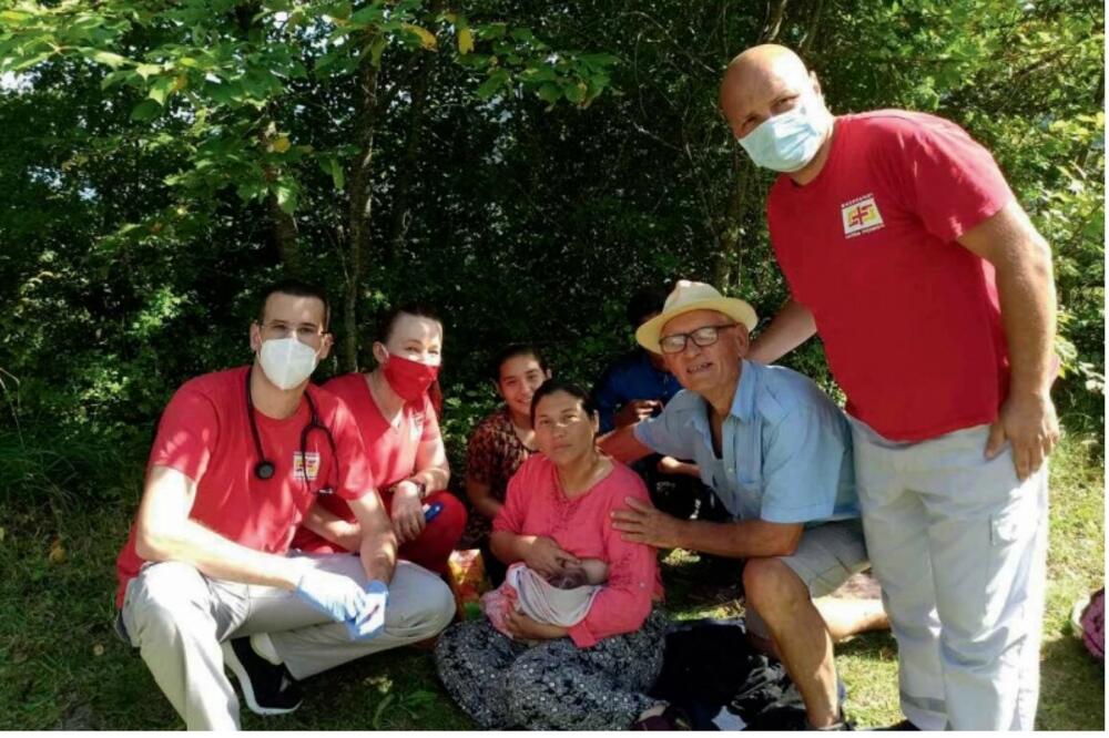 Janjušević sa novim prijateljima i ekipom Hitne pomoći, Foto: Privatna arhiva