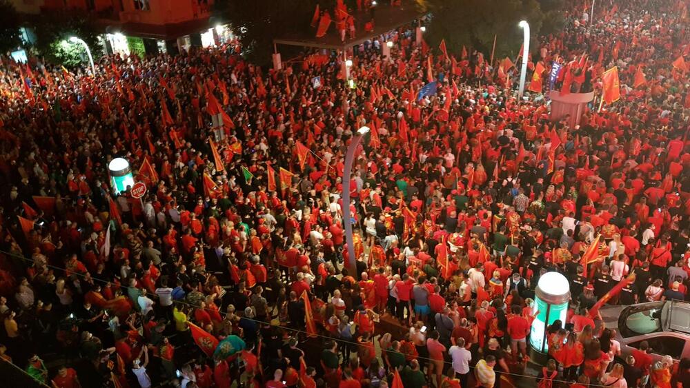 <p>U centru Podgorice večeras je održan skup na kome se okupilo više hiljada građana. Prema procjeni Uprave policije protestu je prisustvovalo, kako tvrde, oko 50.000 građana.</p>