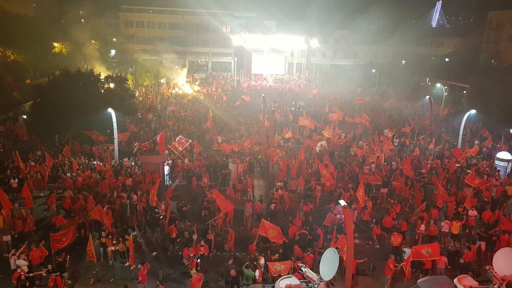 <p>U centru Podgorice večeras je održan skup na kome se okupilo više hiljada građana. Prema procjeni Uprave policije protestu je prisustvovalo, kako tvrde, oko 50.000 građana.</p>