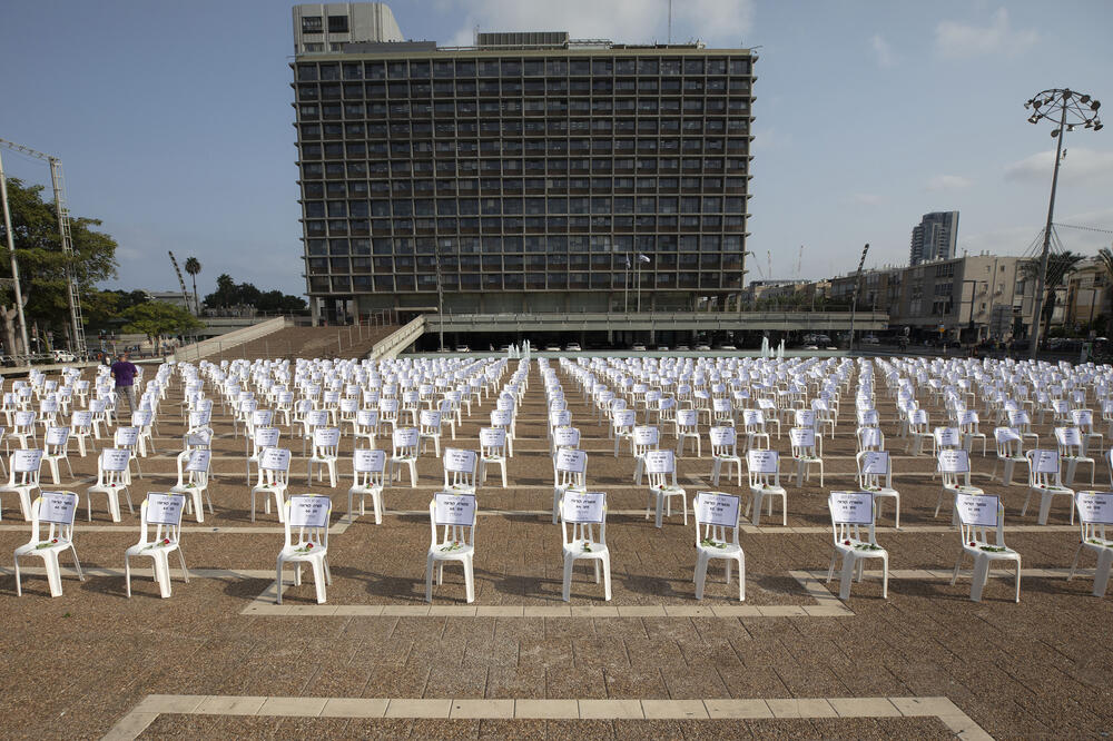Na svakoj stolici je postavljena poruka, Foto: AP