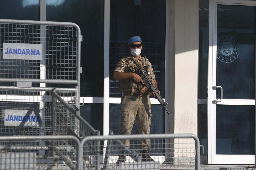 Turski vojnik ispred suda, Foto: AP