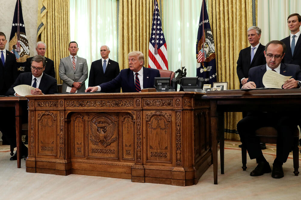 Vučić i Hoti potpisuju sporazum u Vašingtonu, između njih sjedi predsjednik SAD Donald Tramp, Foto: Reuters
