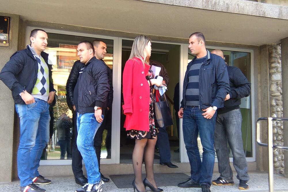Zatvorski čuvari ispred suda u Danilovgradu (Arhiva, Foto: Jelena Jovanović