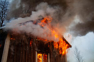 RTS: Dvoje stradalo u požaru u Inđiji