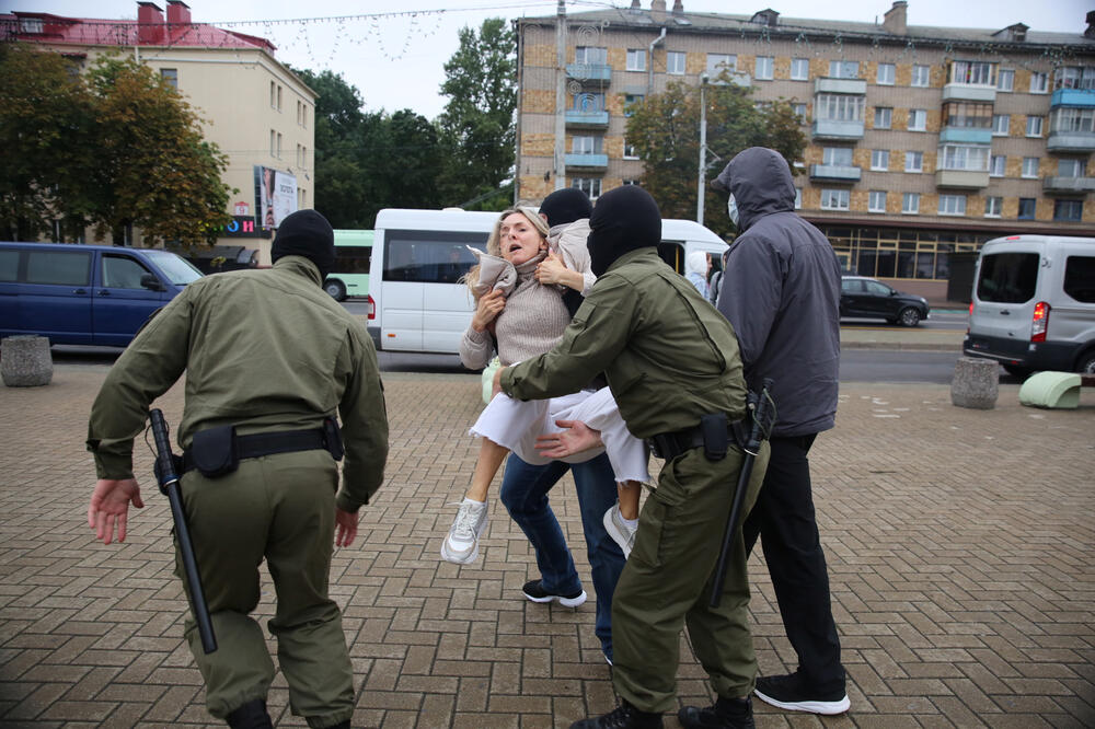 Policija privodi učesnicu protestnog skupa u znak podrške opozicionoj liderki Mariji Kolesnikovo, Foto: Reuters