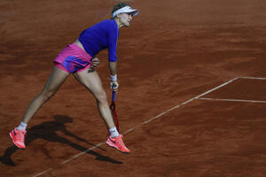 Atraktivna Eženi Bušar protivnica Danke Kovinić u četvrtfinalu