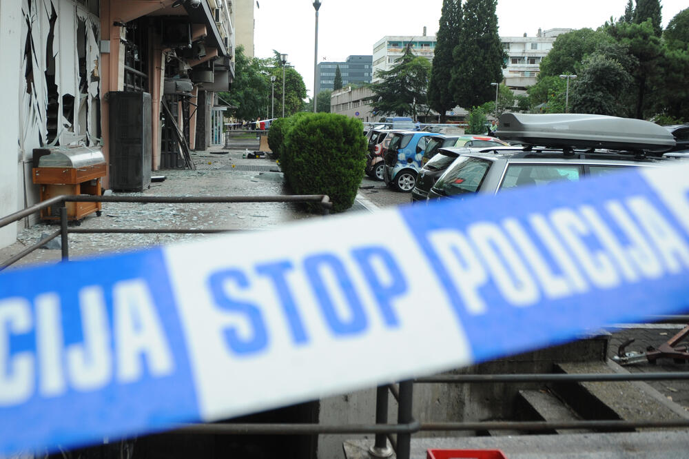Uviđaj nakon bombaškog napada na lokal “Grand”, Foto: Savo Prelević