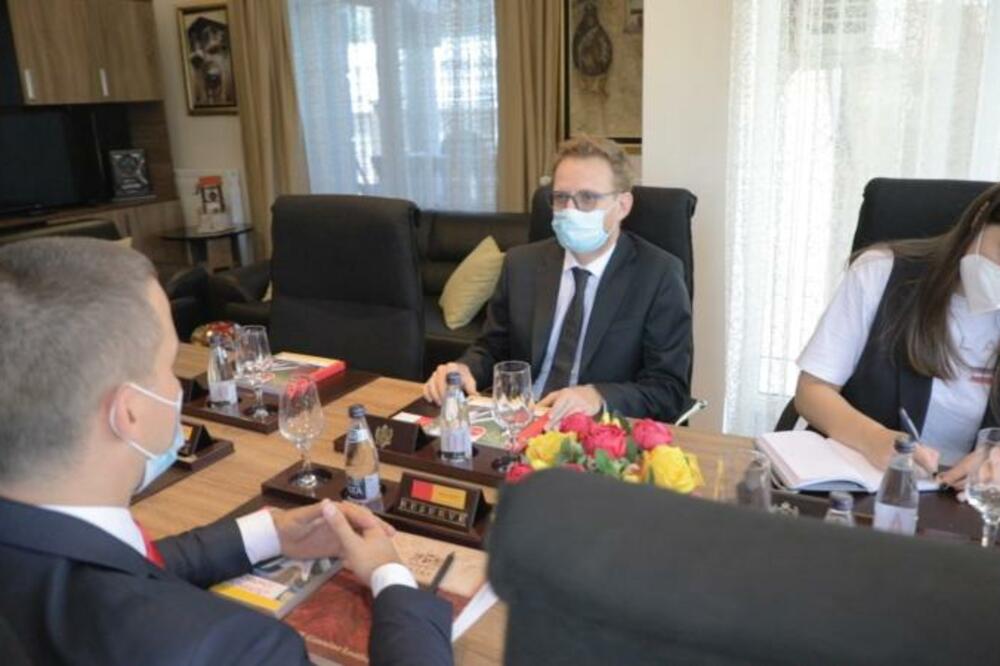 Bečić sa predstavnicima ENEMO, Foto: Demokrate