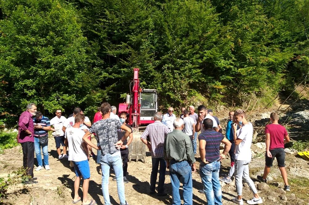 Mještani i vlasnici imanja danas kod potoka Vrelo, Foto: Svetlana Mandić