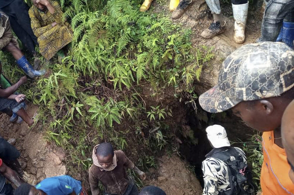 Ljudi su se okupili na mjestu nesreće, Foto: AP