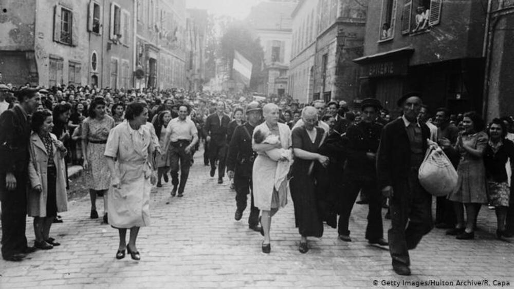 Čuvena fotografija majke i ćerke kojima su obrijali glave zbog kolaboracije s Nemcima, Robert Kapa, Šartr, Francuska, 16.08.1944., Foto: DW