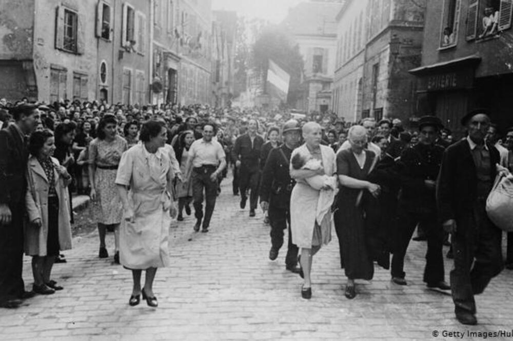 Čuvena fotografija majke i ćerke kojima su obrijali glave zbog kolaboracije s Nemcima, Robert Kapa, Šartr, Francuska, 16.08.1944., Foto: DW