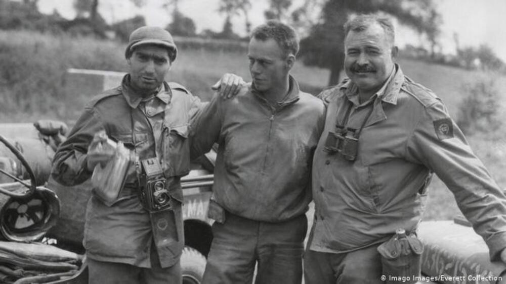 Robert Kapa (lijevo) i Ernest Hemingvej (desno), Francuska 30. jula 1944.