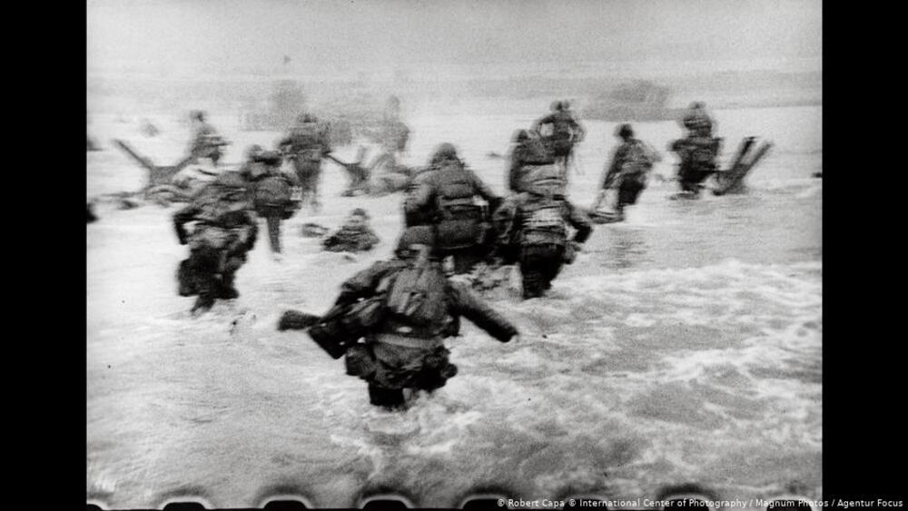 Juriš na obalu, Normandija, 6.juni 1944. jedan od samo 11 snimaka američkih trupa na Dan D.