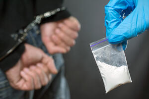 Nikšić: Uhapšene dvije osobe osumnjičene za uličnu prodaje droge