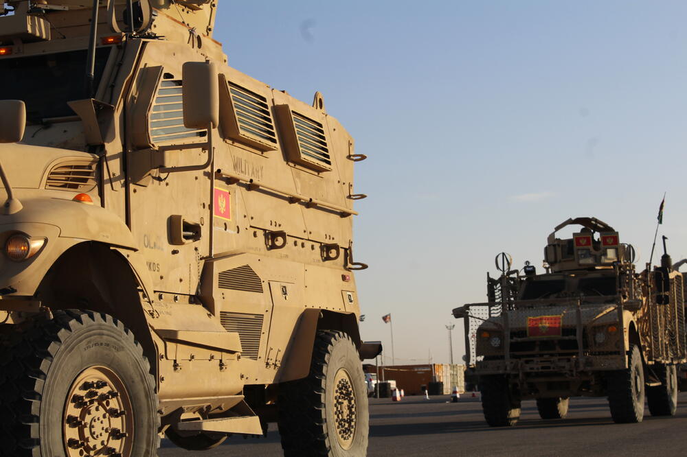 Vojna vozila sa crnogorskom zastavom u Avganistanu, Foto: Miloš Rudović