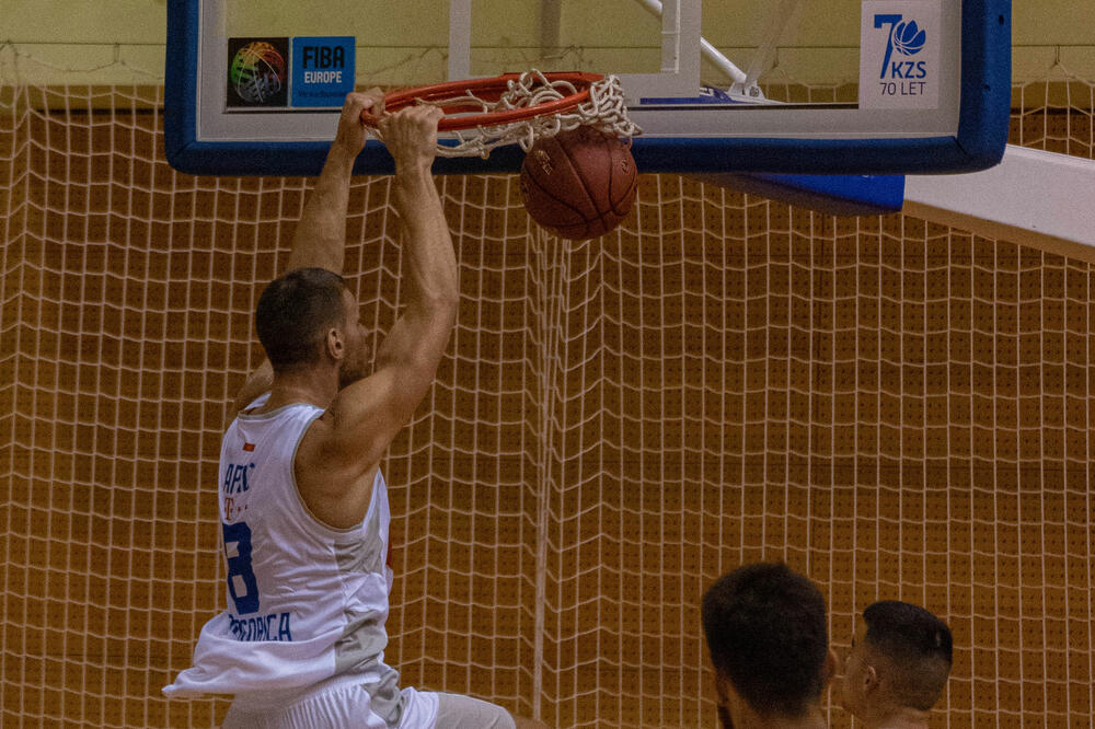 Dragan Apić zakucava loptu u koš Triglava, Foto: KK Budućnost Voli