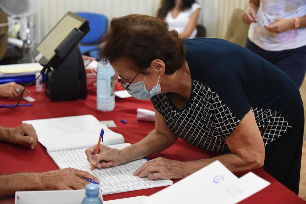 Detalj sa glasačkog mjesta: 30. avgust, dan održavanja parlamentarnih izbora u Crnoj Gori, Foto: Boris Pejović