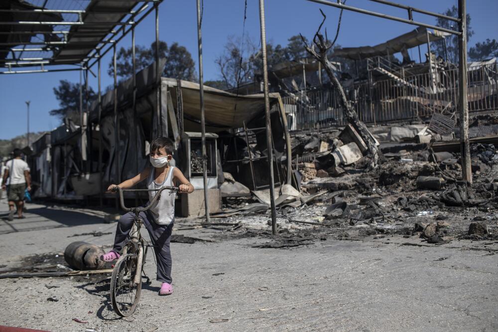 Grčke vlasti su zbog sumnje za izazivanje požara uhapsile petoro migranata, Foto: BETA/AP