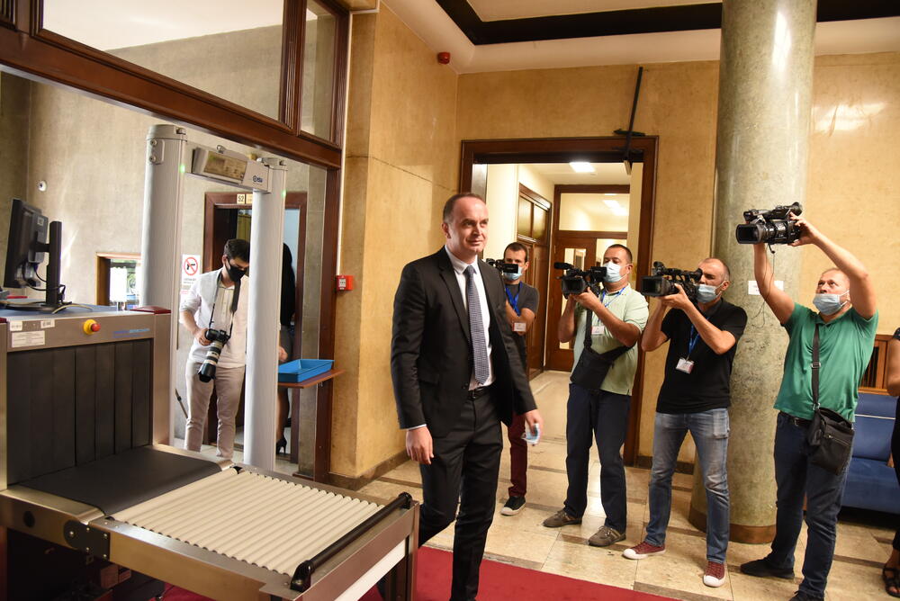 <p>Državna izborna komisija (DIK) u ponedeljak je utvrdila konačne rezultate parlamentarnih izbora u Crnoj Gori, koji su održani 30. avgusta</p>