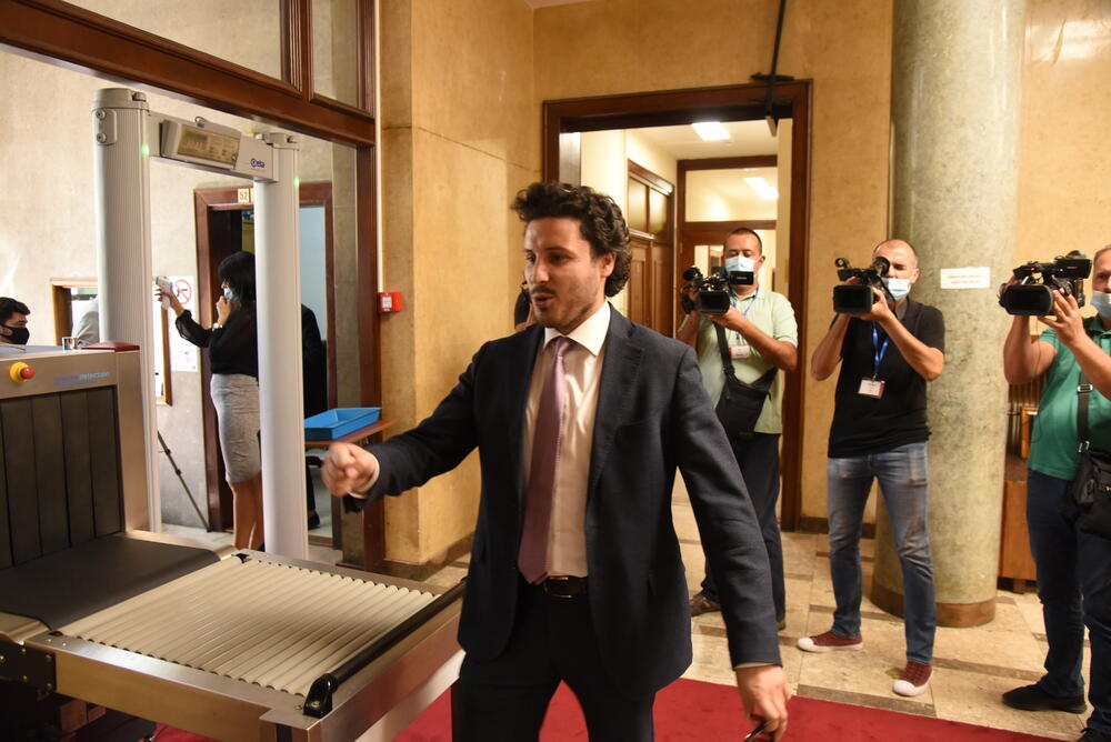 <p>Državna izborna komisija (DIK) u ponedeljak je utvrdila konačne rezultate parlamentarnih izbora u Crnoj Gori, koji su održani 30. avgusta</p>