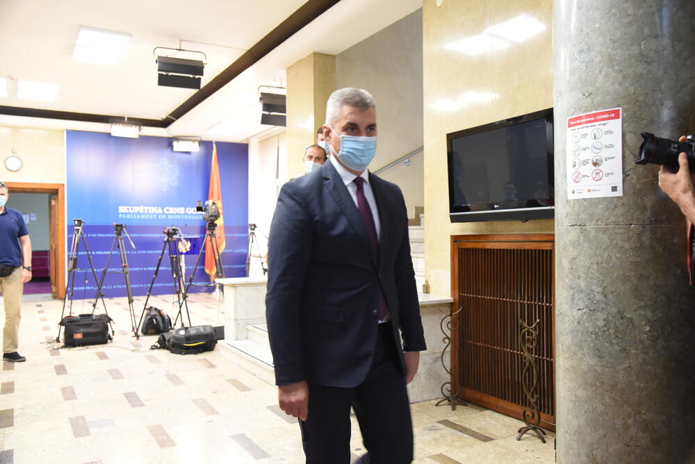 <p>Državna izborna komisija (DIK) u ponedeljak je utvrdila konačne rezultate parlamentarnih izbora u Crnoj Gori, koji su održani 30. avgusta</p>