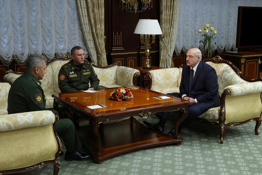 Šojgu, bjeloruski ministar odbrane Viktor Hrenjin i Lukašenko juče u Minsku, Foto: Reuters