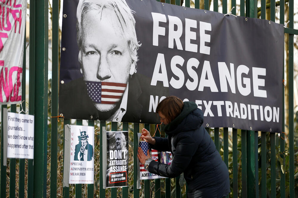 Plakati podrške Asanžu u Londonu, Foto: Reuters