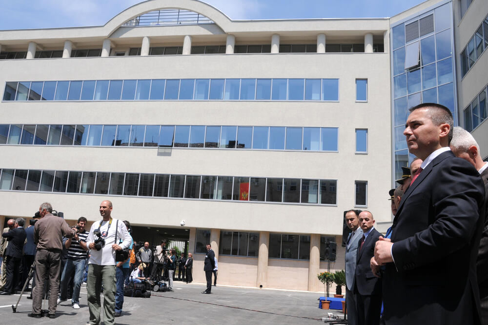 Veljović ispred zgrade Uprave policije, Foto: Boris Pejović