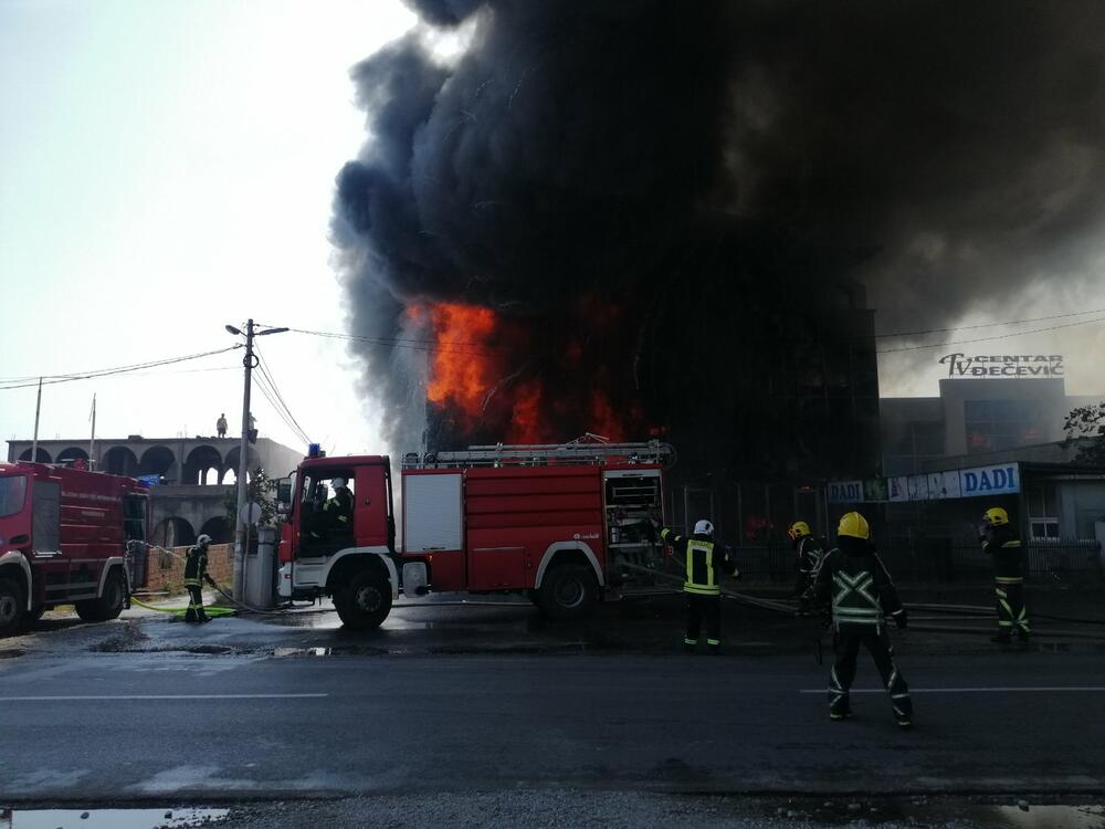 <p>Sa robne kuće kulja plamen i gusti crni dim, u pomoć podgoričkim vatrogascima pritekle i ekipe sa Cetinja</p>