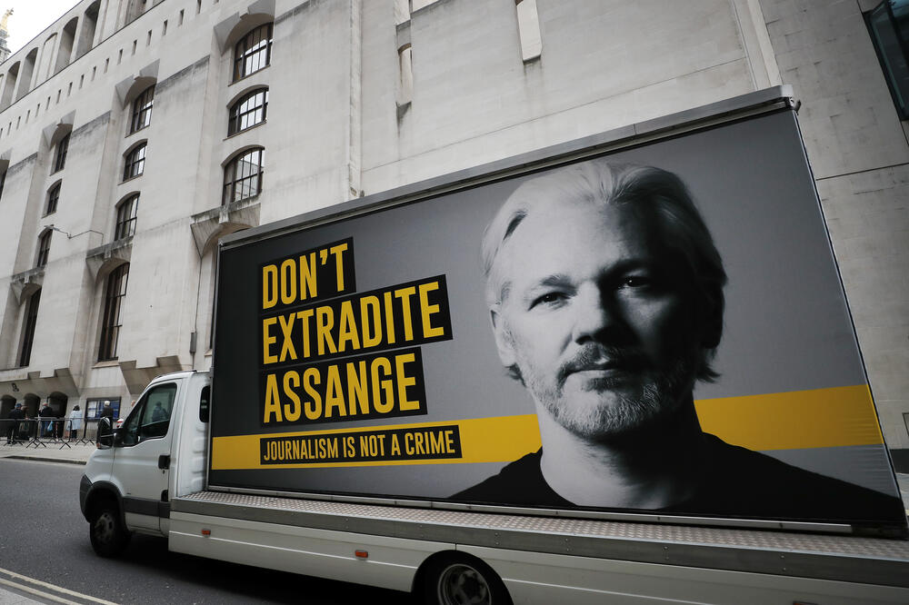 Vozilo sa bilbordom podrške Asanžu, Foto: AP Photo
