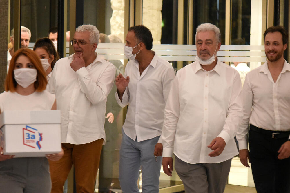 Mandić i Krivokapić na predaji lista, Foto: Boris Pejović