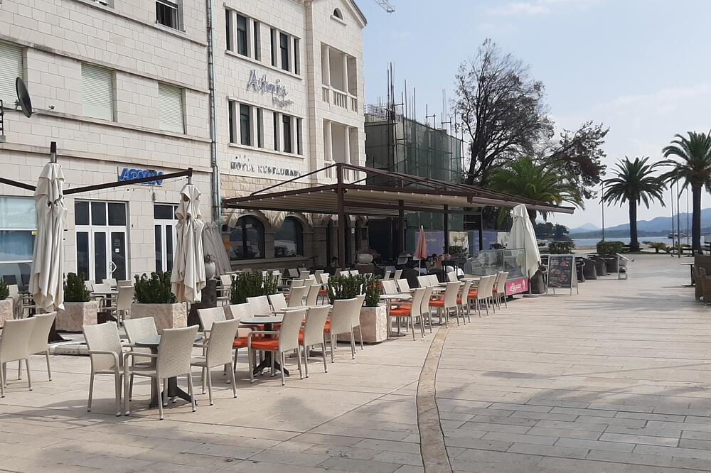 Sporna terasa Apolona i legalna terasa Astorije, Foto: Siniša Luković