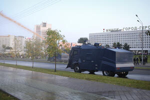 Bjeloruska policija vodenim topovima rastjerala demonstrante u...
