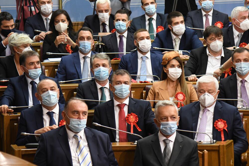 Poslanici DPS-a tokom današnjeg skupštinskog zasijedanja, Foto: Savo Prelević