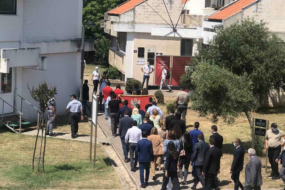 Predstavnici koalicije "Za Budvu! Za Crnu Goru Milo Đukanović" ide da preda lis, Foto: Vuk Lajović