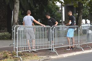 Uklanjaju zaštitnu ogradu ispred Skupštine