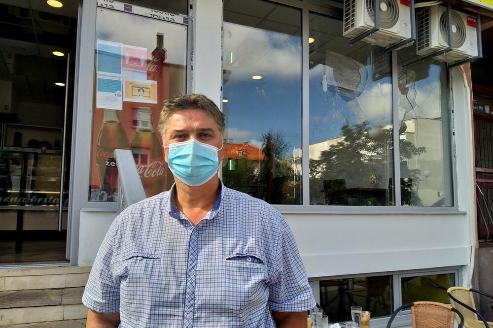 Krivokapić ispred pekare koja je na meti huligana, Foto: Svetlana Mandić