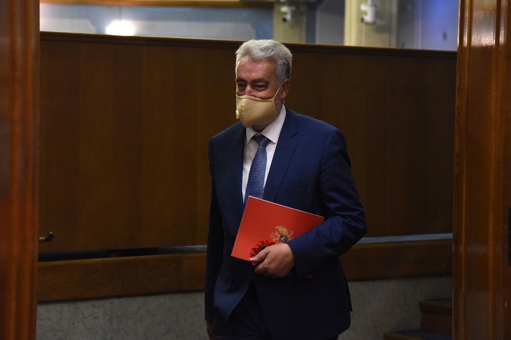 Šta će raditi sa već spakovanim dokumentom: Zdravko Krivokapić predložen za mandatara, Foto: Boris Pejović