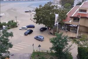 Nevrijeme pogodilo Kotor: Vozila se kreću poplavljenim ulicama
