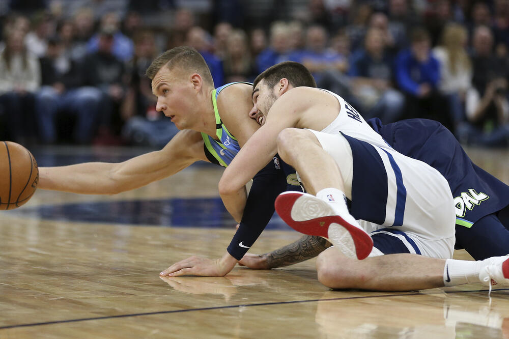 Huanćo Ernangomes u duelu sa Kristapsom Porzingisom, Foto: Beta/AP