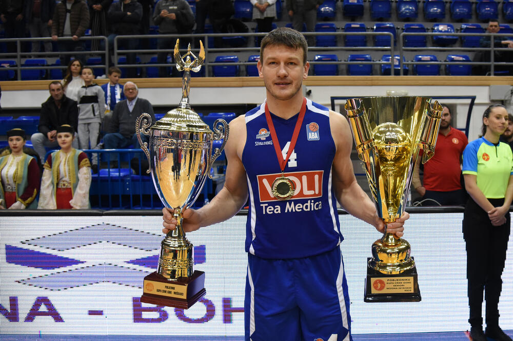 o će ove sezone podizati pehare od dvojice braće: Suad Šehović sa trofejima Kupa Crne Gore, Foto: Savo Prelević