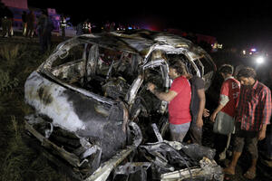 Pakistan: Kombi se prevrnuo i zapalio, spasioci pronašli 13...