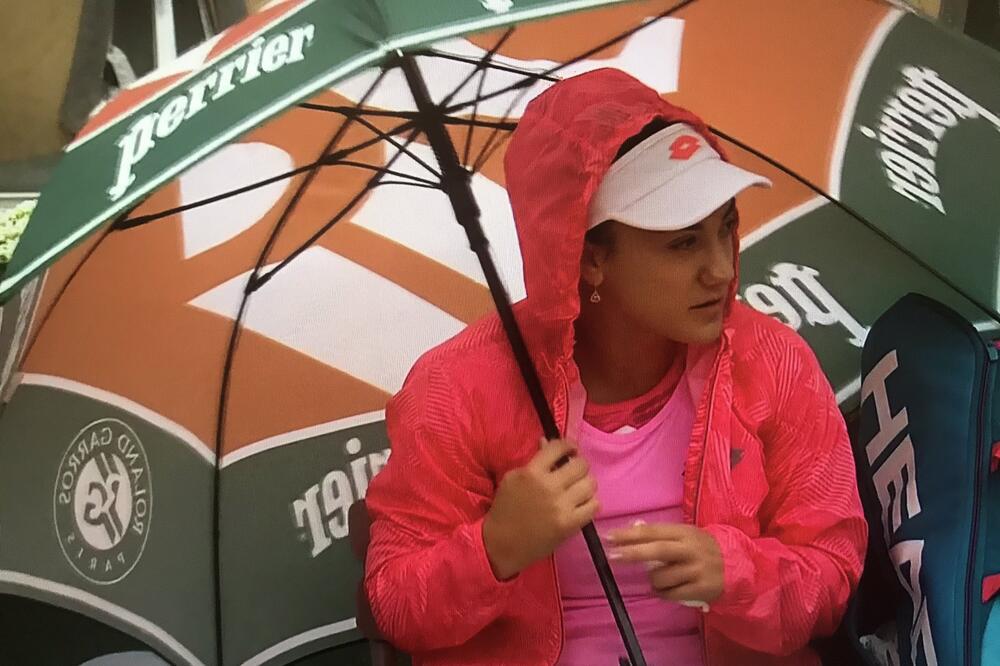 Kovinić pod kišobranom, Foto: twitter