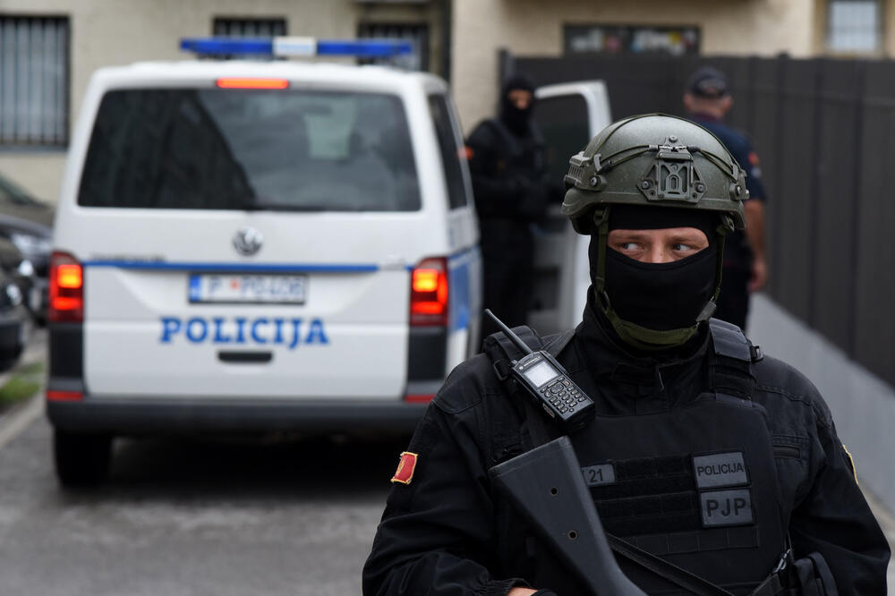 Uz jake policijske mjere objezbjeđenja priveden u SDT, Foto: Luka Zeković