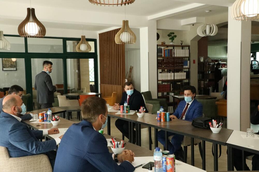 Sa sastanka, Foto: URA